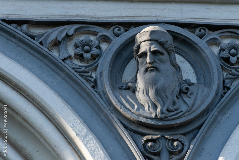 Rzeźba twarzy na fasadzie kamienicy, Bielsko-Biała.