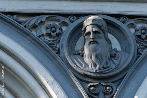 Rzeźba twarzy na fasadzie kamienicy, Bielsko-Biała.