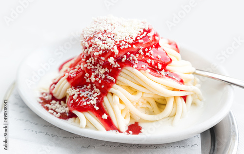 Photography Spaghetti-Eis – Eisbecher Dessert mit Erdbeer und Schokostreusel