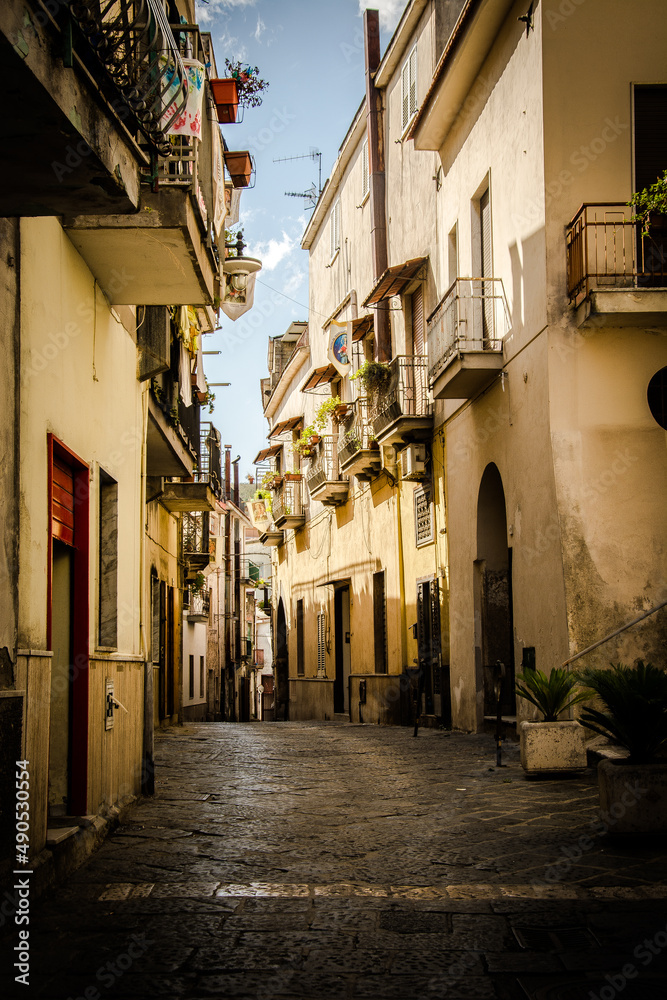 Włochy,  uliczka miasteczka Visciano w regionie Kampania, w prowincji  Neapol  - obrazy, fototapety, plakaty 