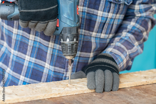 Carpenter working with an cordless screwdriver.