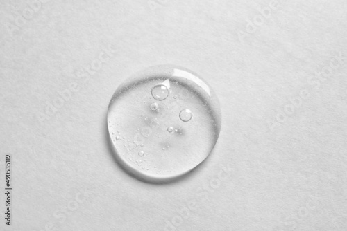 Drop of cosmetic serum on light background © Pixel-Shot