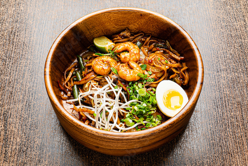 noodle with shrims and egg