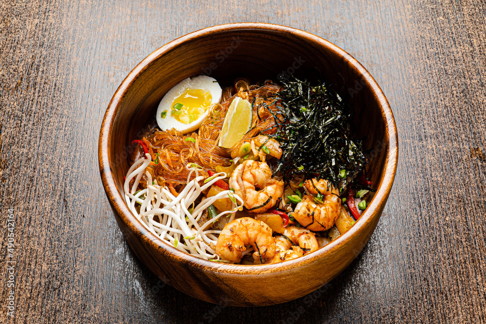 Fototapeta premium noodle with shrimps and egg