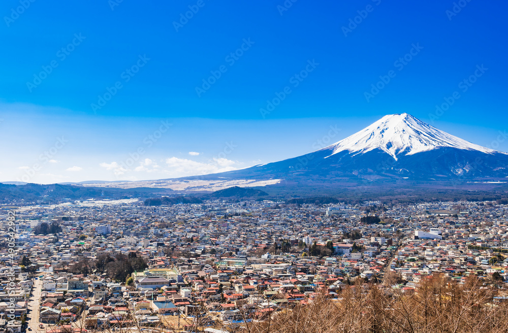 富士山と富士吉田市街　冬景