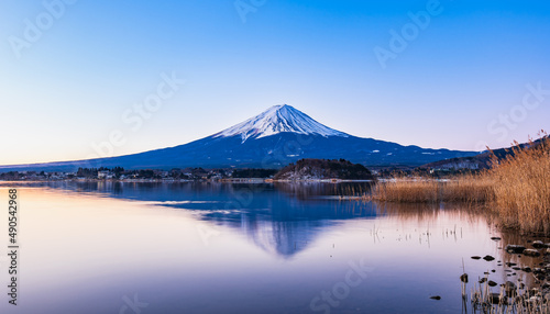 河口湖から眺める朝焼けの富士山　冬景  © oben901