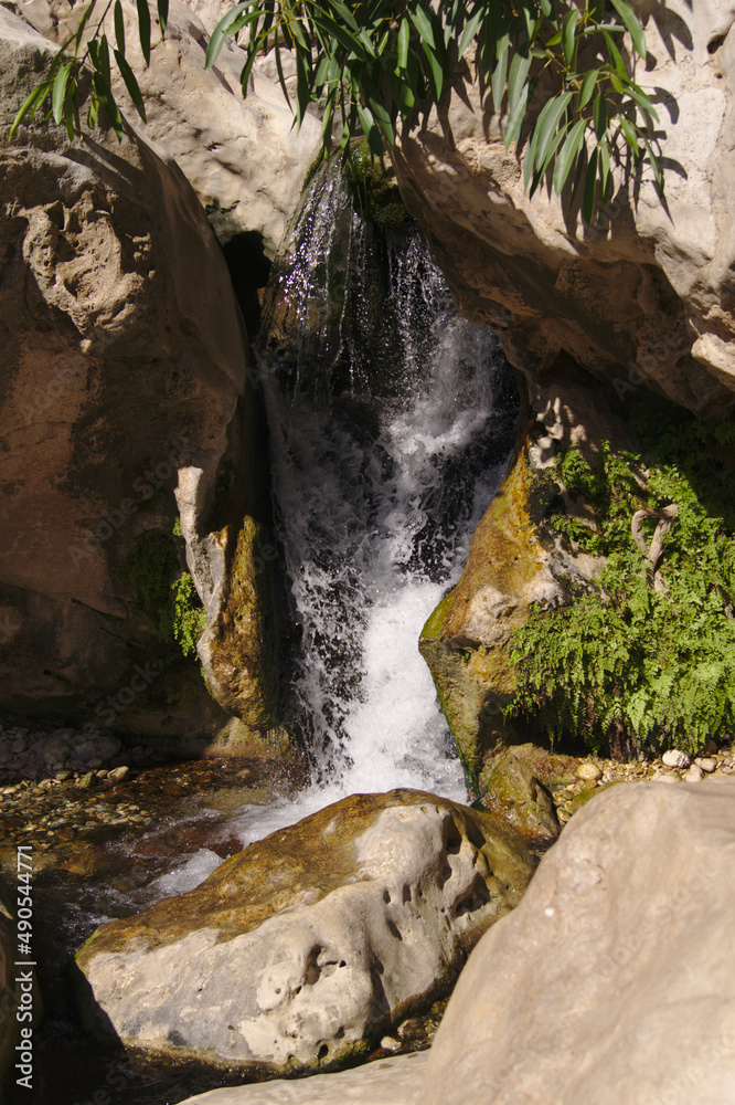 Fototapeta premium kleiner Wasserfall in einem Wadi 
