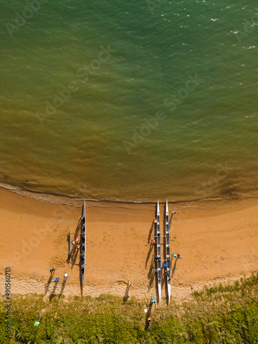 Imagens aéreas do morro da pescaria e passeio de canoa havaiana no final da praia do morro, uma ótima forma de conhecer praias desertas e lugares paradisíacos em Guarapari. photo