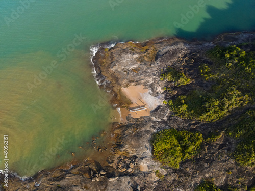 Imagens aéreas do morro da pescaria e passeio de canoa havaiana no final da praia do morro, uma ótima forma de conhecer praias desertas e lugares paradisíacos em Guarapari.