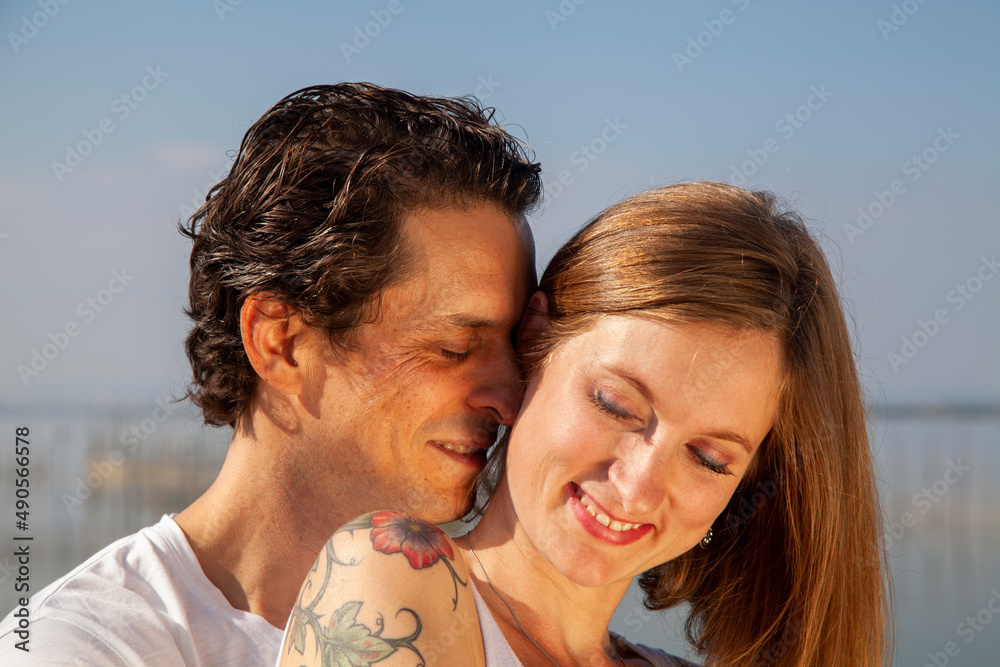 Pareja de enamorados al sol de primavera Pareja de enamorados al sol de primavera