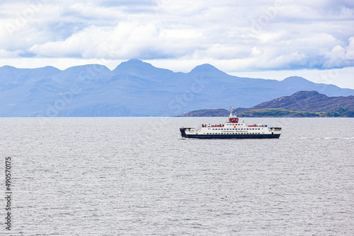 Fototapet The MV Loch Fyne CalMac ferry heading towards Mallaig from the Isle of Skye, Highland, Scotland UK - The Isle of Rum is in the background
