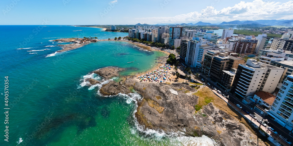 Fototapeta premium Imagens aéreas do Centro de Guarapari, mostrando as praias da Castanheira, praia das Virtudes, praia do Namorados, praia da Areia Preta, Praia da Fonte, Ipiranga, canal e ponte