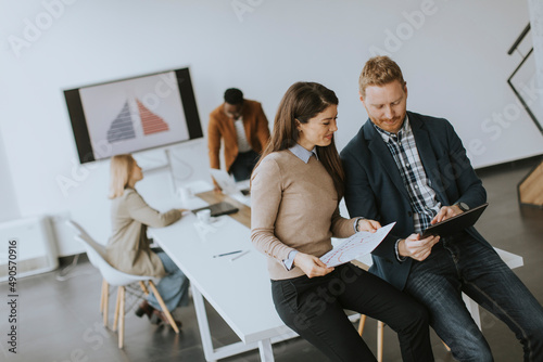 Young entrepreneur couple s...