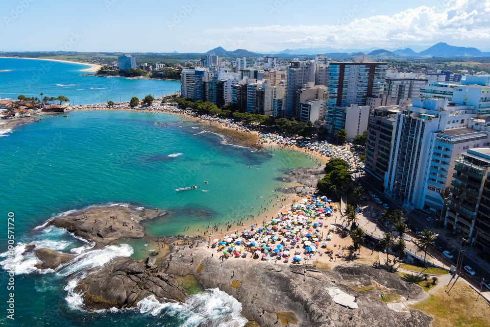 Fototapeta premium Imagens aéreas do Centro de Guarapari, mostrando as praias da Castanheira, praia das Virtudes, praia do Namorados, praia da Areia Preta, Praia da Fonte, Ipiranga, canal e ponte