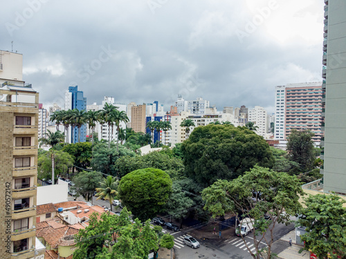 Fotografia a  rea da cidade de Campinas. Pr  dios no centro de Campinas SP. Fevereiro de 2022