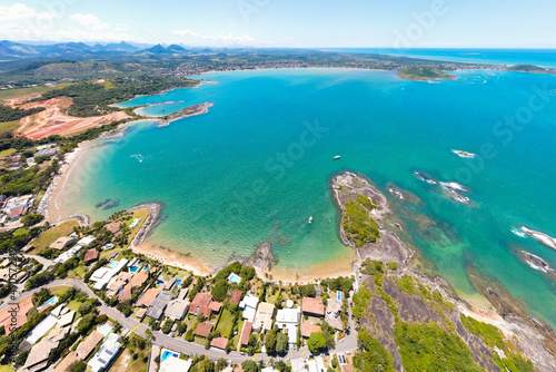 Imagem aérea do condomínio Aldeira da Praia na região central de Guarapari. Dia ensolarado nas praias desertas desse condomínio de luxo.