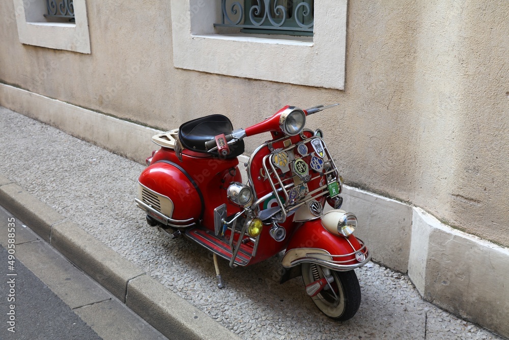 ARLES, FRANCE - OCTOBER 1, 2021: Oldtimer retro Piaggio Vespa scooter  parked in Arles, France. foto de Stock | Adobe Stock