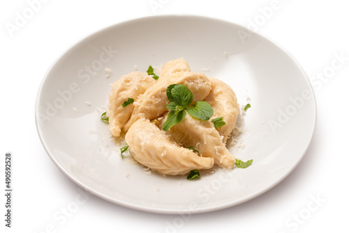 Culurgionis conditi con burro e pecorino, tipici ravioli sardi ripieni di patate, formaggio e menta, Cibo Italiano 