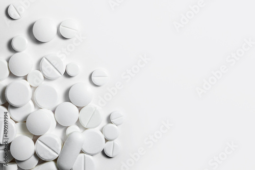 Fototapeta Naklejka Na Ścianę i Meble -  Fondo de pastillas blancas sobre fondo blanco liso.