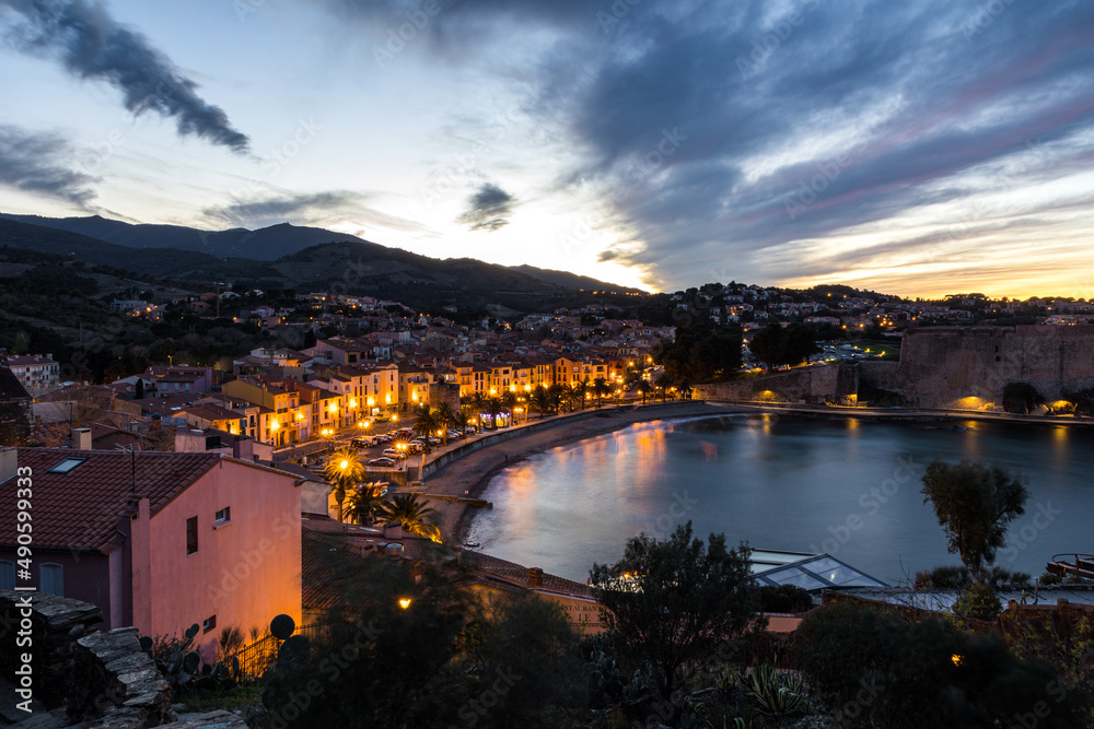 Vue à la tombée de la nuit de la Plage du Port d’Avall à Collioure depuis La Glorieta (Occitanie, France)