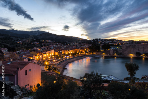 Vue    la tomb  e de la nuit de la Plage du Port d   Avall    Collioure depuis La Glorieta  Occitanie  France 