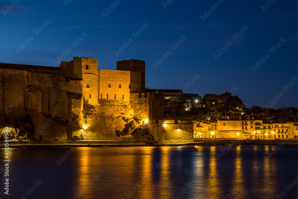 Vue à la tombée de la nuit sur le Château Royal à Collioure depuis La Glorieta (Occitanie, France)