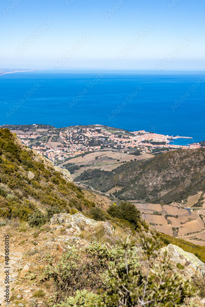 Vue sur Collioure et sa baie au bord de la Méditerranée depuis le Massif des Albères (Occitanie, France)