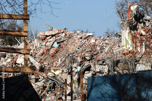 Rozwalone budynki mieszkalne w mieście spowodowane wybuchem bomby w czasie wojny. 