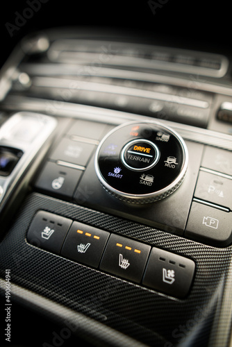 Φωτογραφία Modern car drive mode selector button