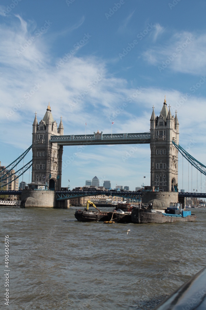 Obraz premium tower bridge and boat