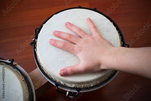 Bambino suona bongo, percussioni per musicoterapia photo