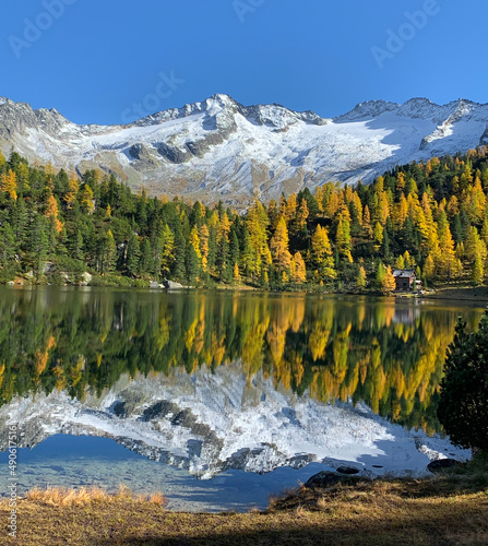 Fototapeta Naklejka Na Ścianę i Meble -  autumn landscape with alpine lake in the alpine mountains