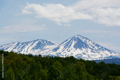 新緑の森と残雪の山頂 大雪山 