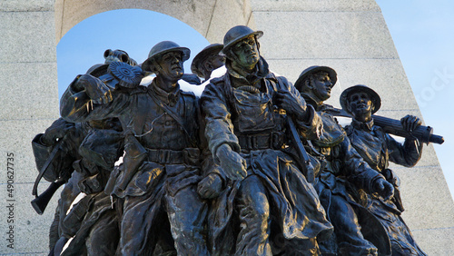 statue of soldiers at war