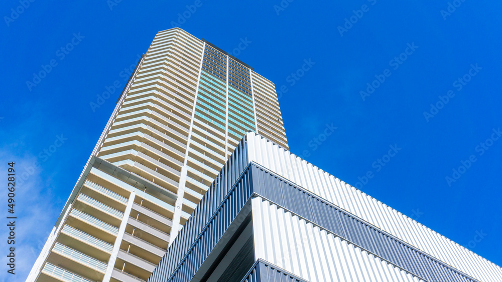 Exterior of high-rise condominium and refreshing blue sky scenery_w_80 Exterior of high-rise condominium and refreshing blue sky scenery_w_80