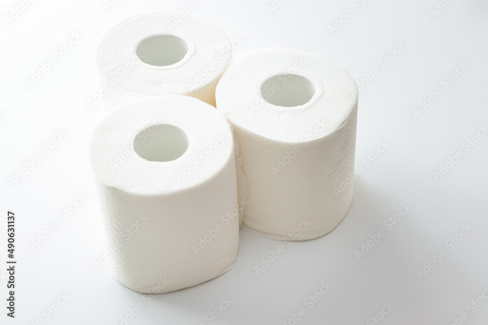 白い机の上に三つのトイレットペーパー 白い机の上に三つのトイレットペーパー