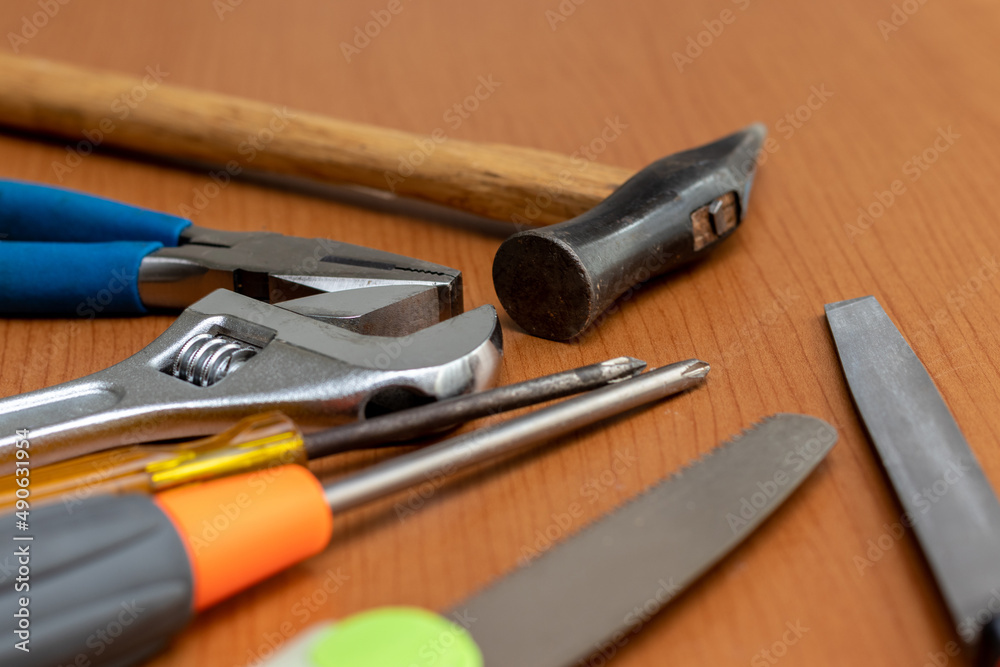 木の板の上に集められた工具類 木の板の上に集められた工具類