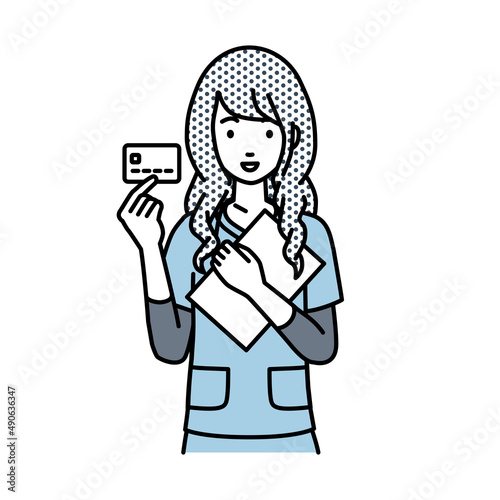 立って書類とカードを手に持つ看護師の女性