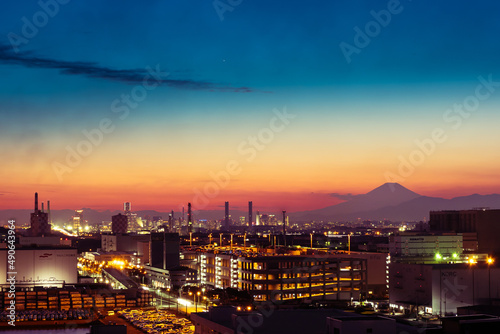 川崎から夕焼けに染まる富士山シルエット © Seiji Nakamura