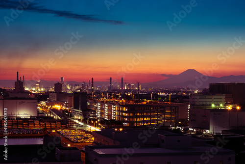 川崎から夕焼けに染まる富士山シルエット