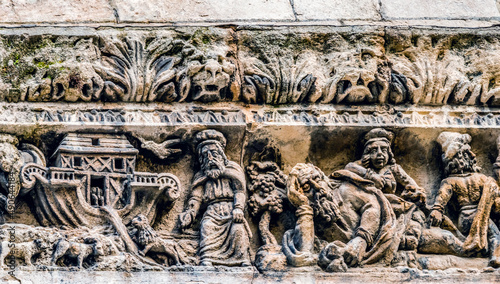 Facade Noah Statues Cathedral Church Nimes Gard France