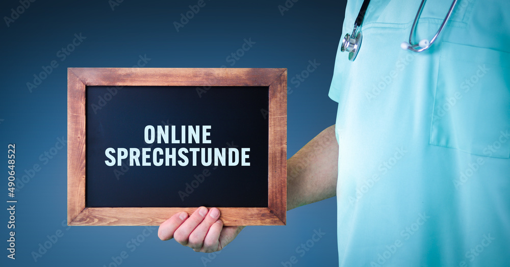 Online Sprechstunde Arztpraxis. Arzt zeigt Schild/Tafel mit Holz Rahmen. Hintergrund blau foto
