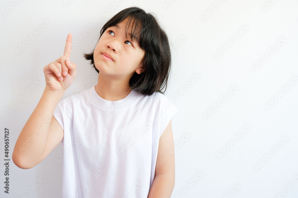 Photo of young woman pointing finger and reviewing on plastered background with a quiet weekday Photo of young woman pointing finger and reviewing on plastered background with a quiet weekday