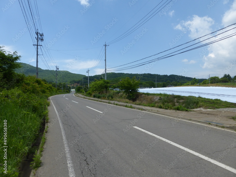 夏の野辺山高原・道（長野県南牧村）