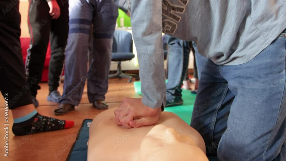 CPR training with CPR dummy. First aid resuscitation concept. vídeo de ...