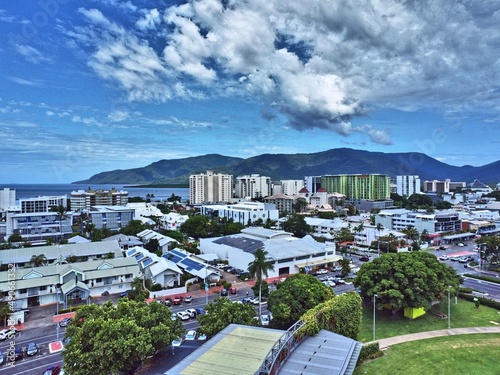 Obraz na plátně Cairns city and mountain backdrop