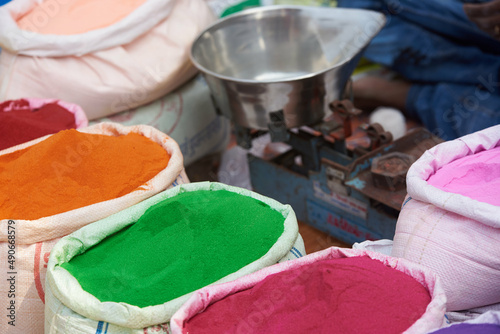 Obraz na płótnie intense, colorful dyes at a market in india w salonie