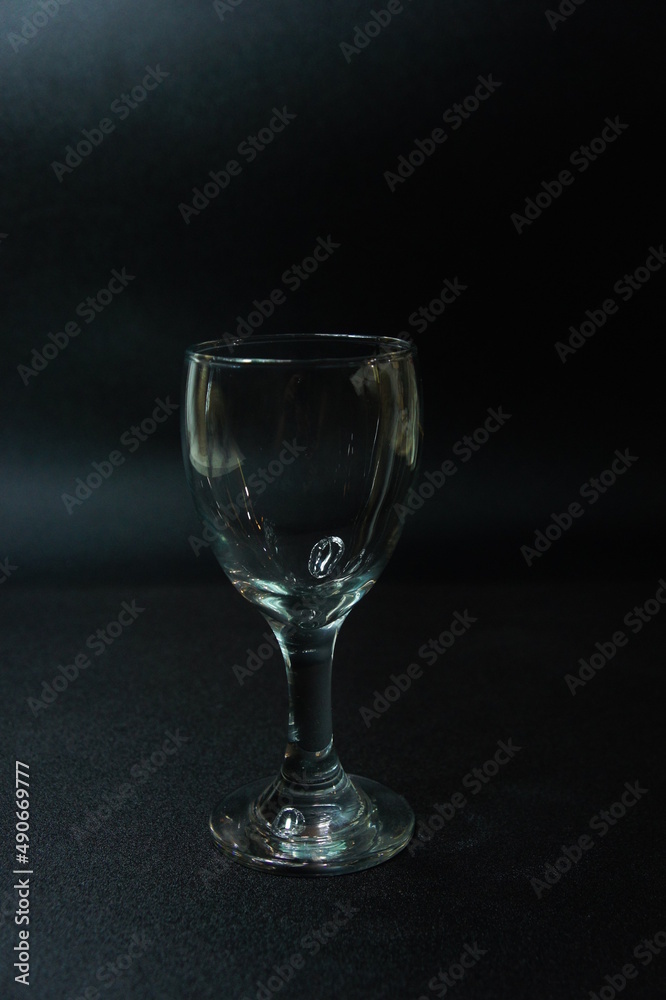 Photo Empty goblet glass with low photo angle Photo Empty goblet glass with low photo angle