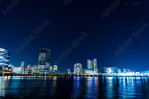 Night view of a high-rise condominium along an urban river_r_05