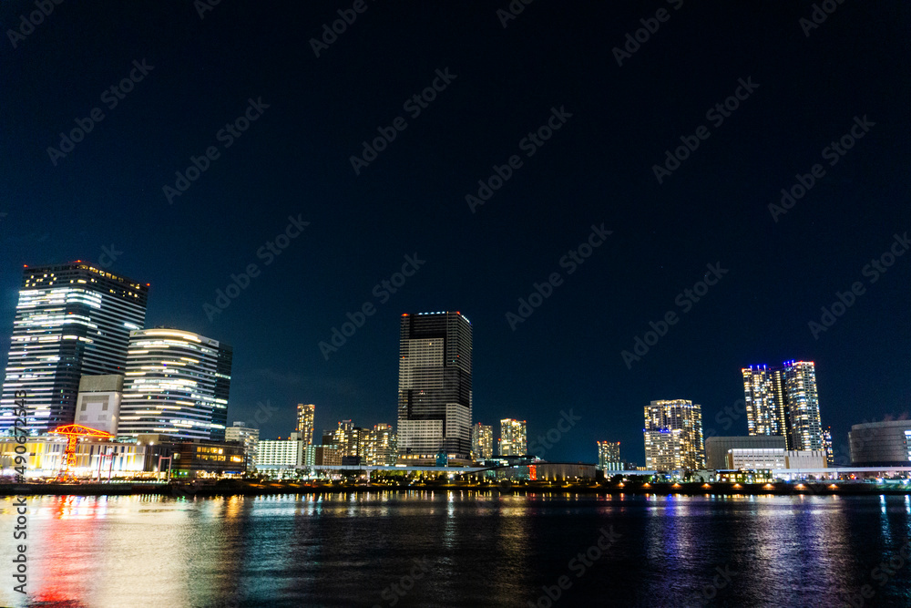 Fototapeta premium Night view of a high-rise condominium along an urban river_r_18
